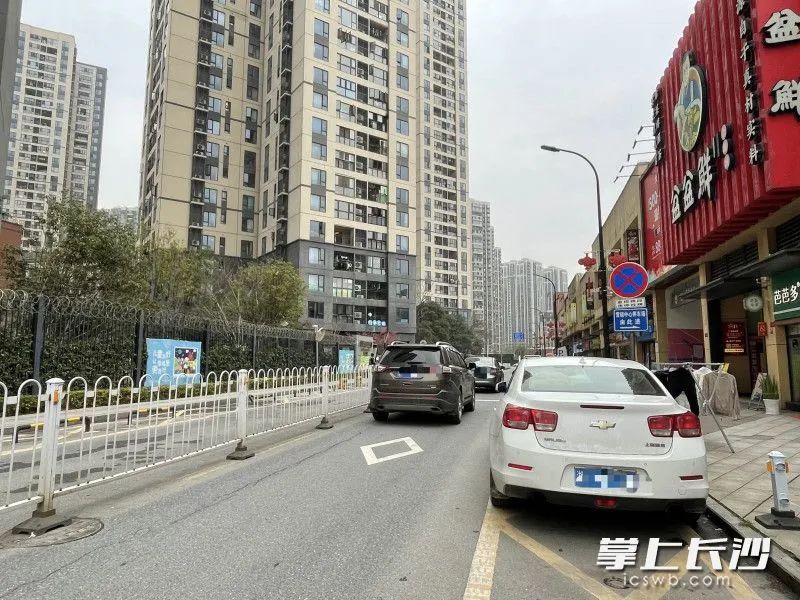 陽(yáng)蕓路禁停但仍有車輛停放路邊圖片
